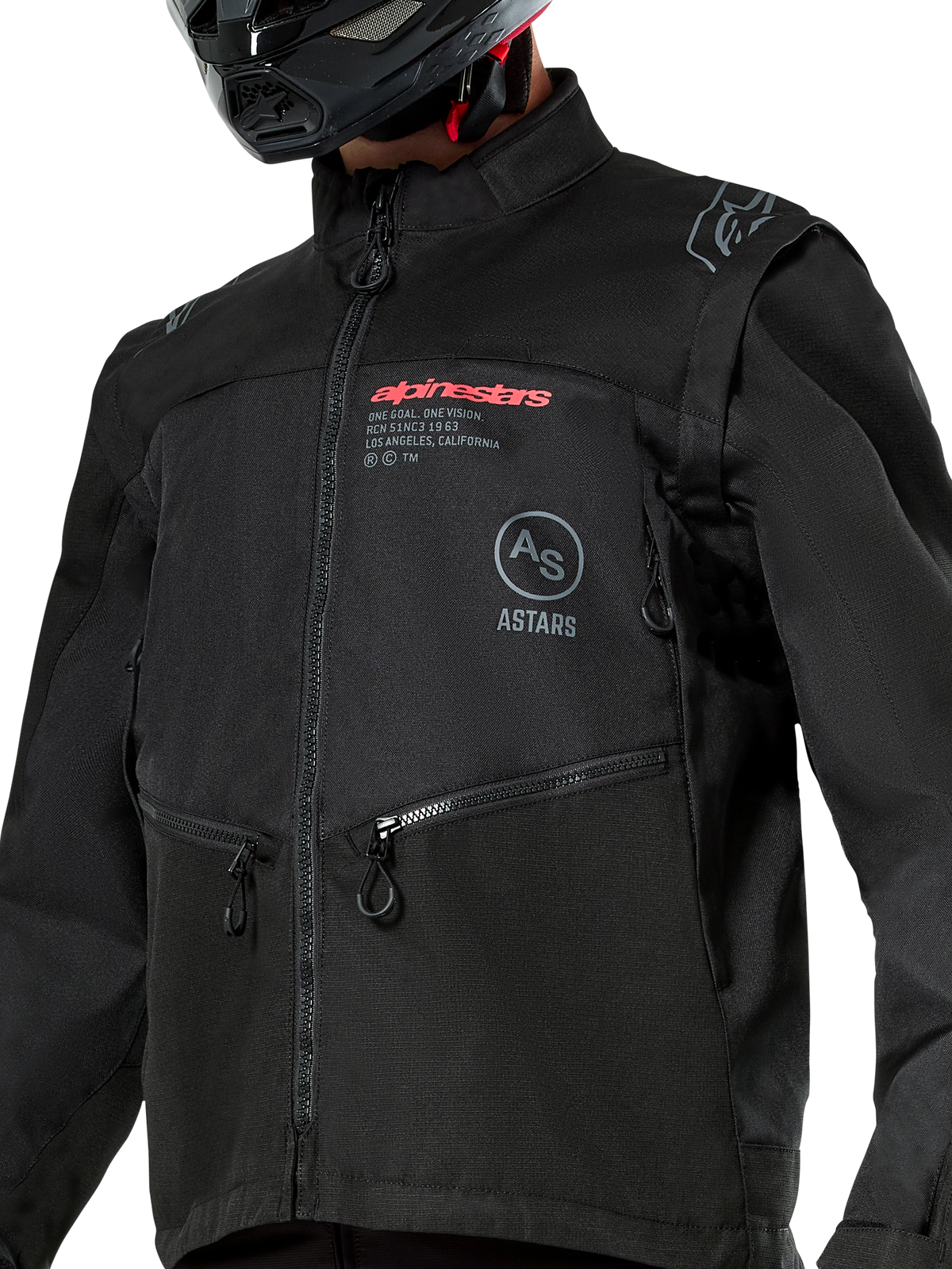Kurtka Alpinestars Pro-Dura, czarna motocyklowa kurtka off-road z czerwonym brandingiem Alpinestars i szarym okrągłym logo Astars na piersi, kieszenie na ręce zapinane na zamek, trwała konstrukcja z materiału ripstop, design inspirowany rajdami do jazdy enduro