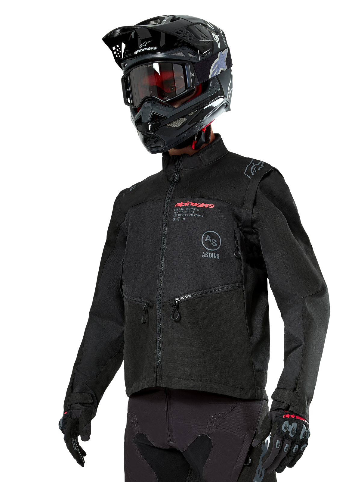 Alpinestars Pro-Dura Jacket, motocyklowa kurtka off-road, czarna z czerwonymi i szarymi elementami graficznymi, posiada przednie kieszenie na zamek i wysoki kołnierz, zestawiona z czarnym kaskiem motocrossowym i rękawicami do jazdy enduro