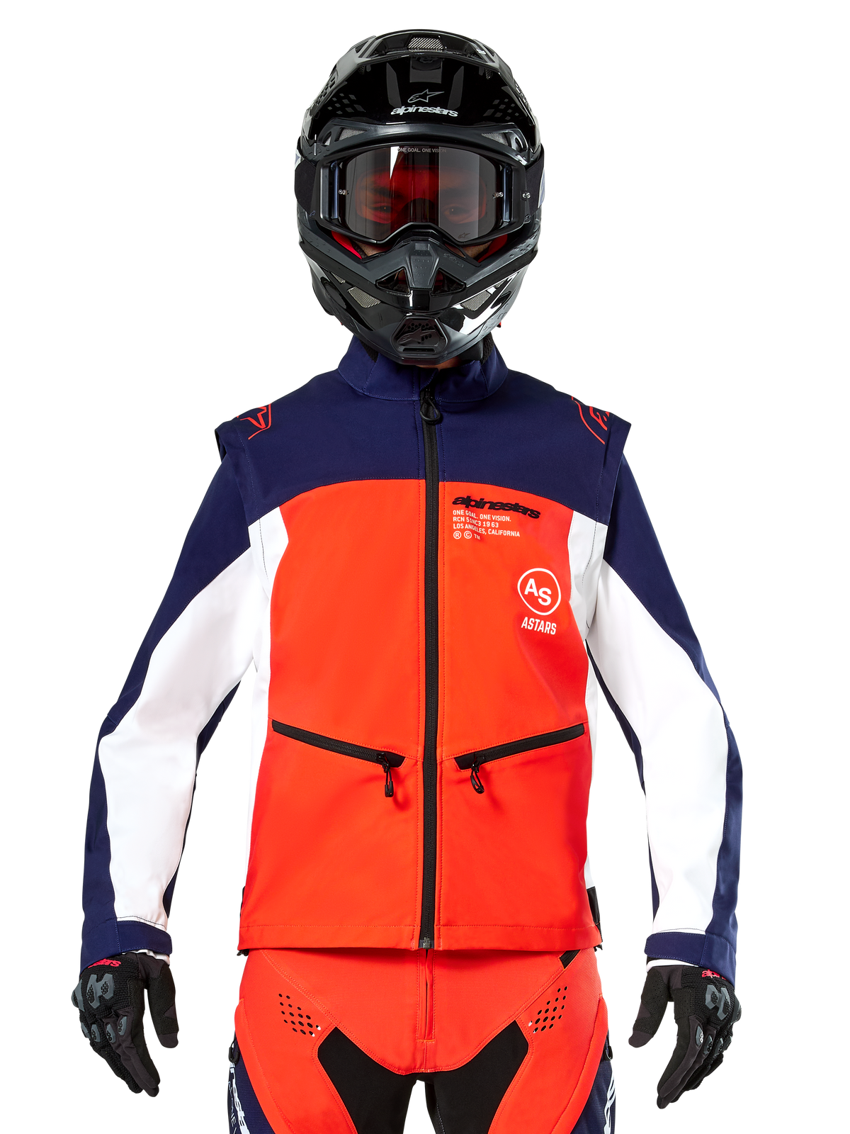 Kurtka Alpinestars Lite-Dura Softshell w kolorach granatowym, intensywnym pomarańczowym i białym, widok z przodu na motocykliście w czarnym kasku i goglach, techniczny design z blokami kolorów, kieszenie na dłonie zapinane na zamek i branding Alpinestars, wszechstronny sprzęt do jazdy enduro i off-road