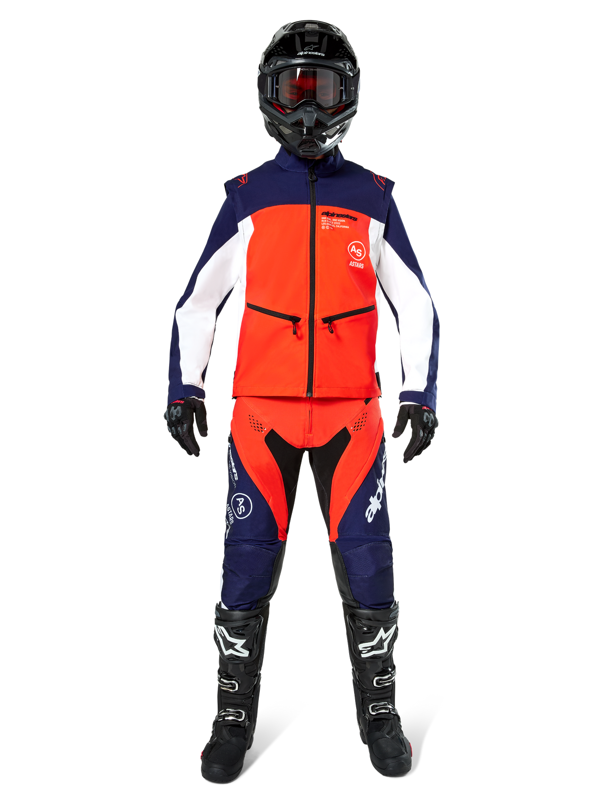 Motocyklista motocrossowy w kompletnym stroju off-road, kurtka Lite-Dura Softshell w kolorze granatowym, jaskrawym pomarańczowym i białym, pasujące granatowo-pomarańczowe spodnie, czarny kask z goglami, czarno-białe buty i czarne rękawice, skoordynowany zestaw do wyścigów enduro