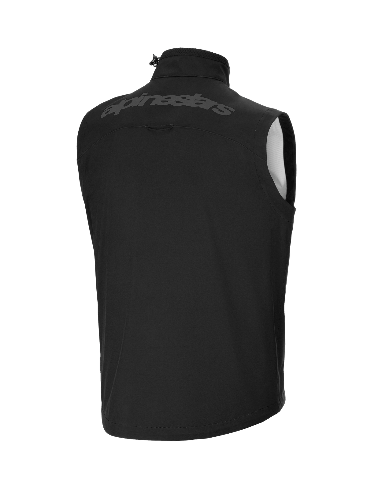 Alpinestars Techstar Softshell Vest, czarna kamizelka, widok z tyłu z dużym tonalnym napisem Alpinestars na górze pleców, wiatroszczelny lekki materiał softshell, wysoki kołnierz z regulacją, ergonomiczny krój bez rękawów do warstwowego noszenia z odzieżą off-road