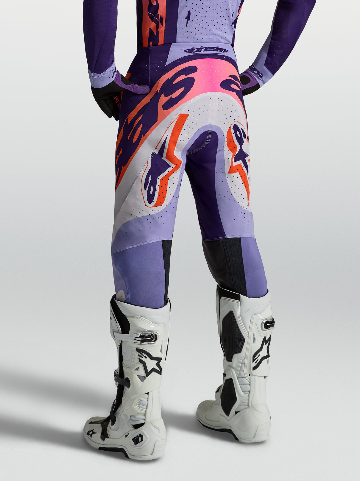 Alpinestars Spodnie Supertech Dyna, męskie spodnie motocrossowe, fioletowe i liliowe, oddychający ripstop, widok od tyłu.