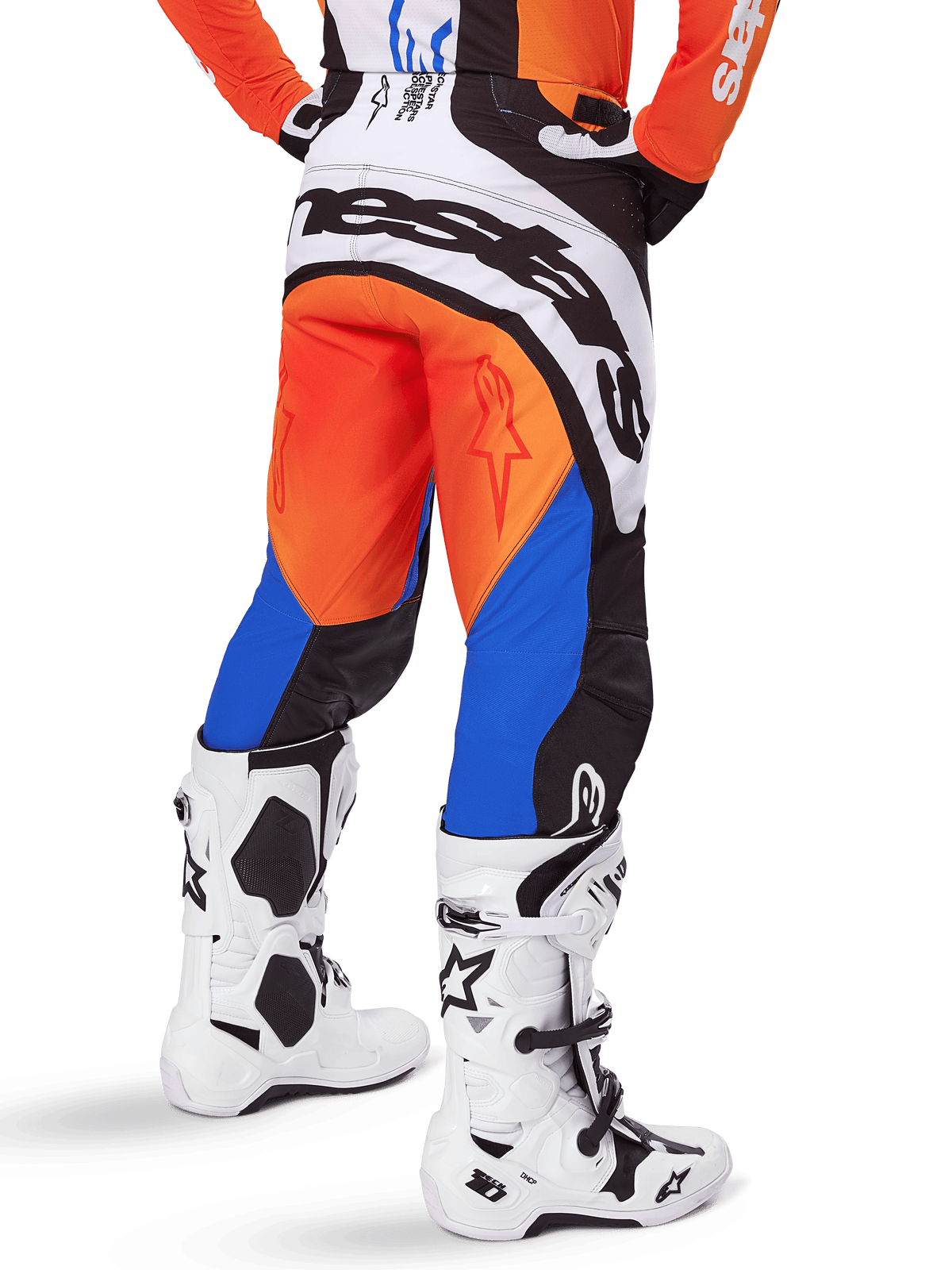 Alpinestars 2025 Techstar Melt Pants, spodnie motocrossowe, pomarańczowo-niebieskie, widok z tyłu, z dużym białym logo na siedzeniu, zestawione z pasującą pomarańczową koszulką i białymi butami Tech 10, wytrzymała odzież wyścigowa off-road