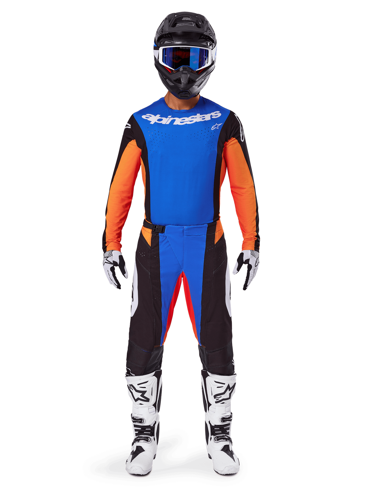 Zawodnik motocrossowy w kompletnym stroju wyścigowym, zestaw Alpinestars 2025 Techstar Melt, niebiesko-pomarańczowy, niebieska koszulka z pomarańczowymi rękawami, pasujące spodnie z białym logo, czarny kask z niebieskimi goglami, biało-czarne buty i rękawice, skoordynowany strój do wyścigów off-road