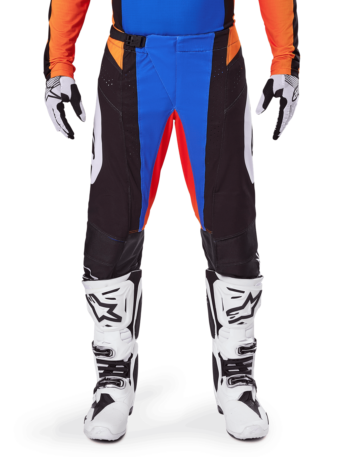 Alpinestars 2025 Techstar Melt Motocross Pants, pomarańczowo-niebieskie, noszone z pasującą koszulką i białymi butami, czarne panele z intensywnymi niebieskimi i pomarańczowymi akcentami, perforowane dla wentylacji, sportowy krój wyścigowy zapewniający wydajność w terenie.