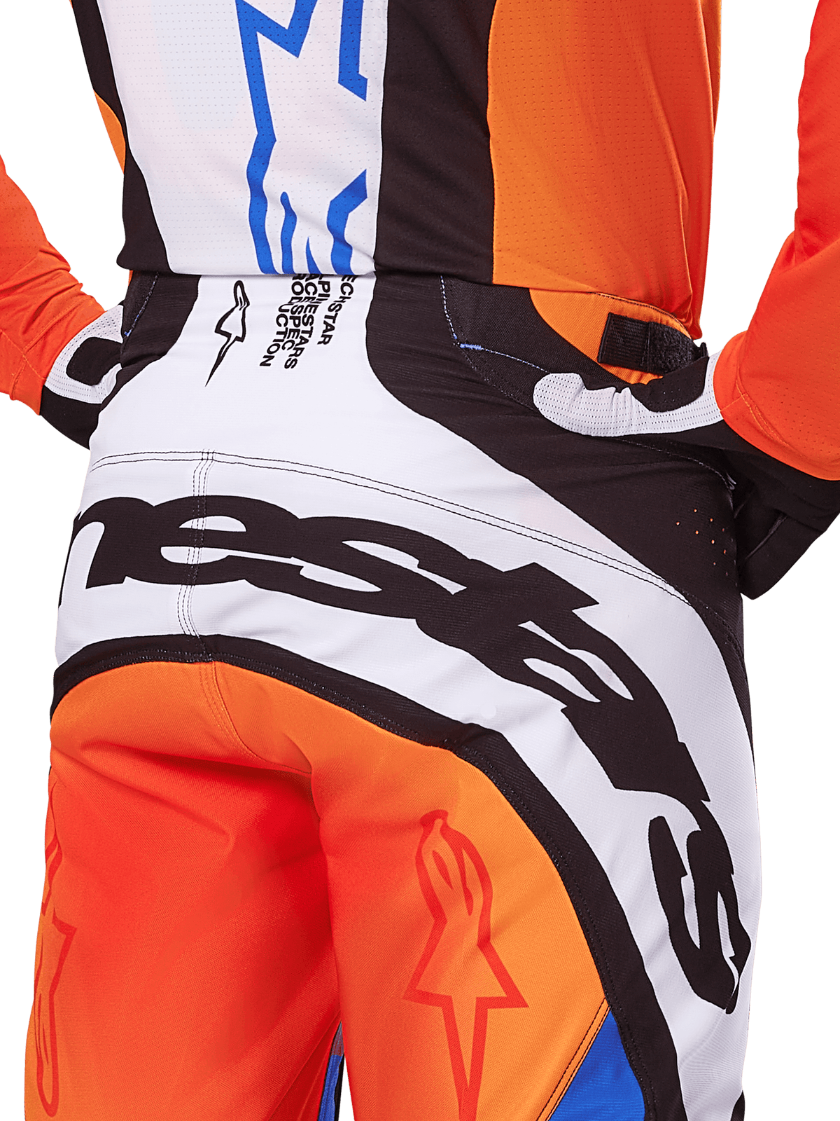 Alpinestars Techstar Melt Pants 2025, spodnie motocrossowe, pomarańczowo-niebieskie, zbliżenie na tylną część siedziska i pas, wyraźne czarne oznaczenia marki na białym tle, pomarańczowe panele z czerwonymi logo gwiazdy, wyczynowa odzież do wyścigów off-road