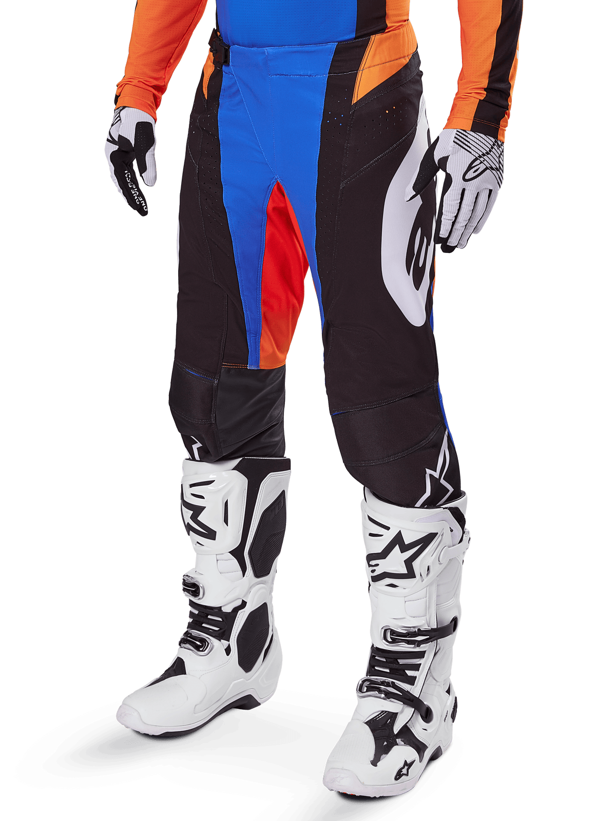 Alpinestars Techstar Melt Pants 2025, spodnie motocrossowe, czarne z niebieskimi i pomarańczowymi akcentami, noszone z białymi butami i dopasowaną koszulką, wykonane z wytrzymałego materiału ochronnego o sportowym, wyścigowym designie