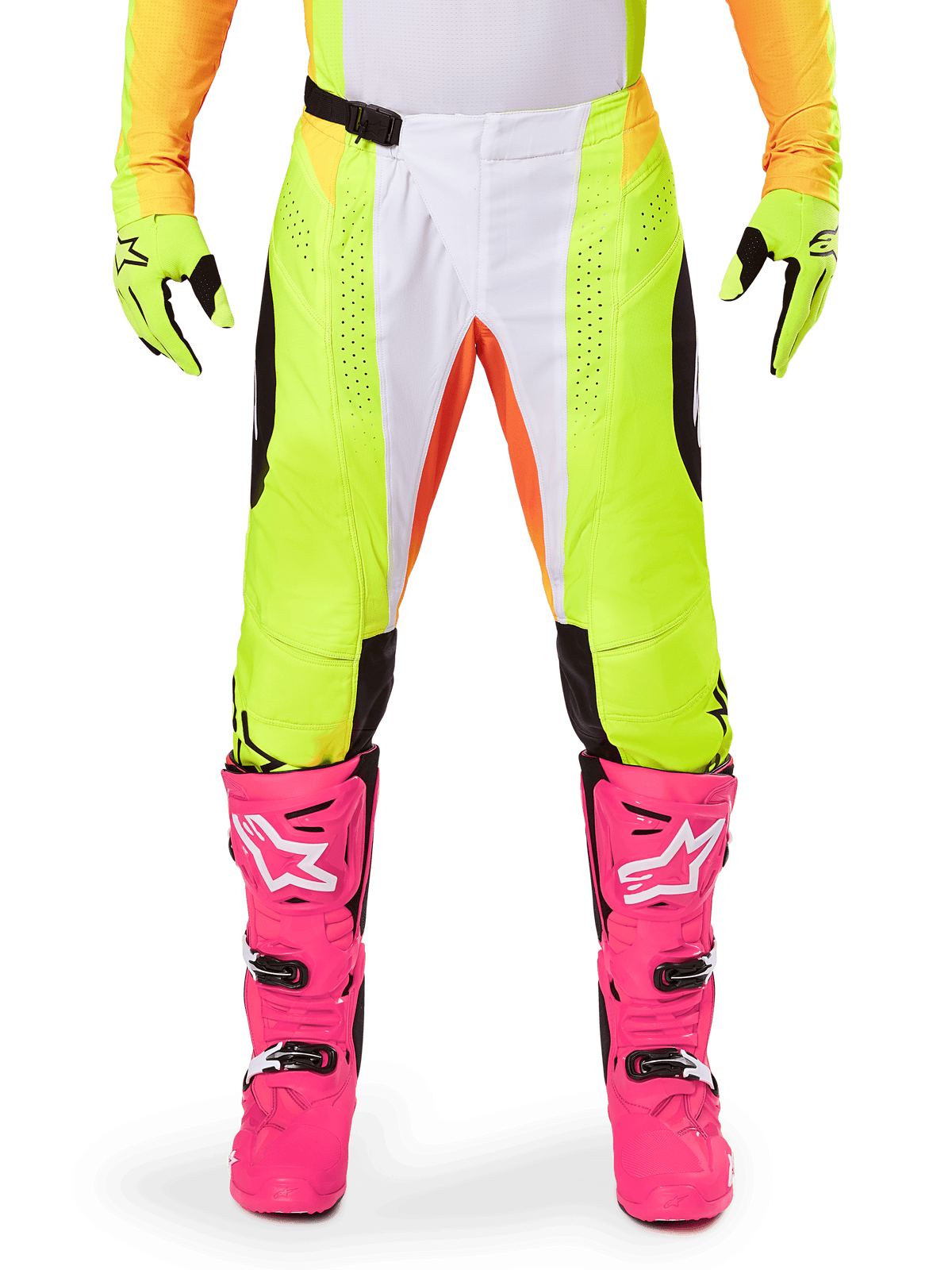 Spodnie Alpinestars 2025 Techstar Melt, spodnie motocrossowe, neonowożółte i białe z pomarańczowymi akcentami, noszone z pasującymi żółtymi rękawicami i jaskraworóżowymi butami motocrossowymi, posiadają perforowane panele wentylacyjne i magnetyczną klamrę w pasie, wysokiej klasy odzież wyścigowa