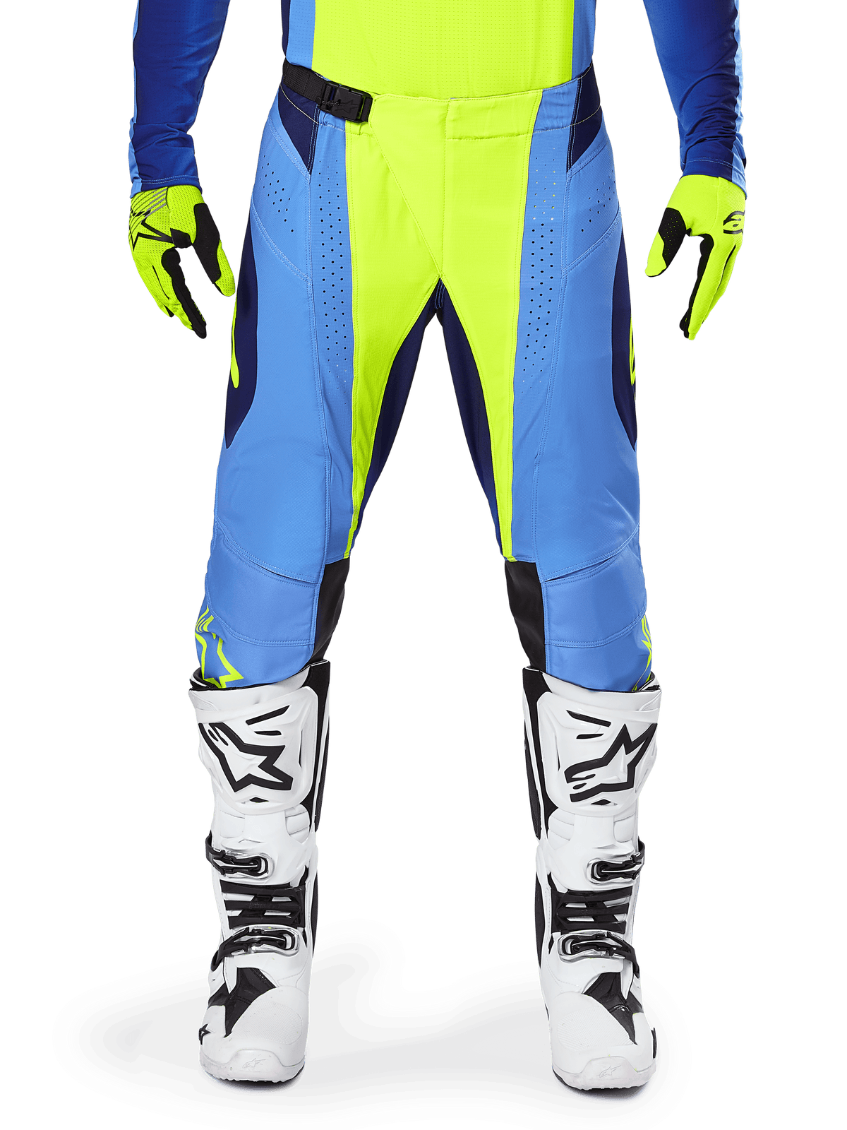 Alpinestars 2025 Techstar Melt Pants, spodnie motocrossowe, kolor żółty fluorescencyjny i niebieski, noszone z pasującą koszulką, żółtymi rękawicami oraz biało-czarnymi butami; wielopanelowa konstrukcja z laserowymi perforacjami i magnetyczną klamrą w pasie, stworzona do profesjonalnych wyścigów off-road.