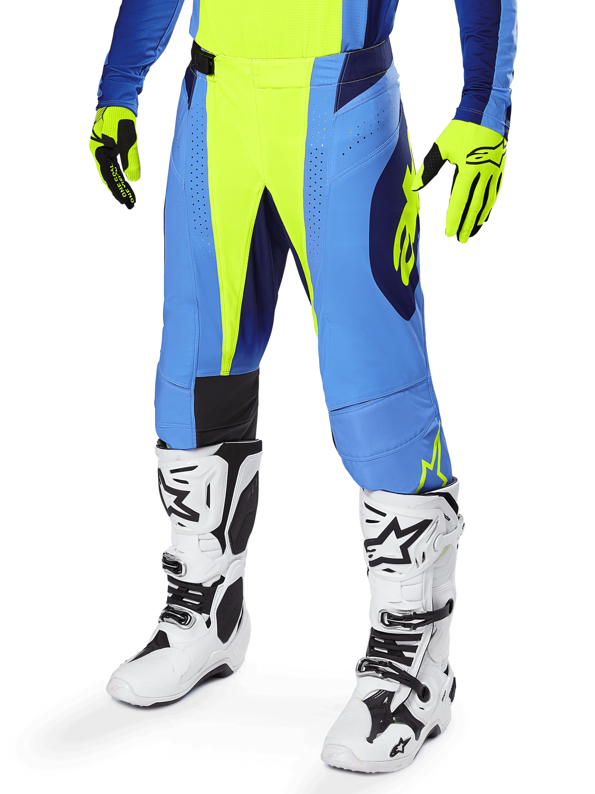 Alpinestars Techstar Melt Pants 2025, spodnie motocrossowe, żółte fluo i niebieskie, noszone z dopasowanymi rękawicami i białymi butami motocrossowymi, ergonomiczny krój i wentylacja dla lepszej wydajności w terenie