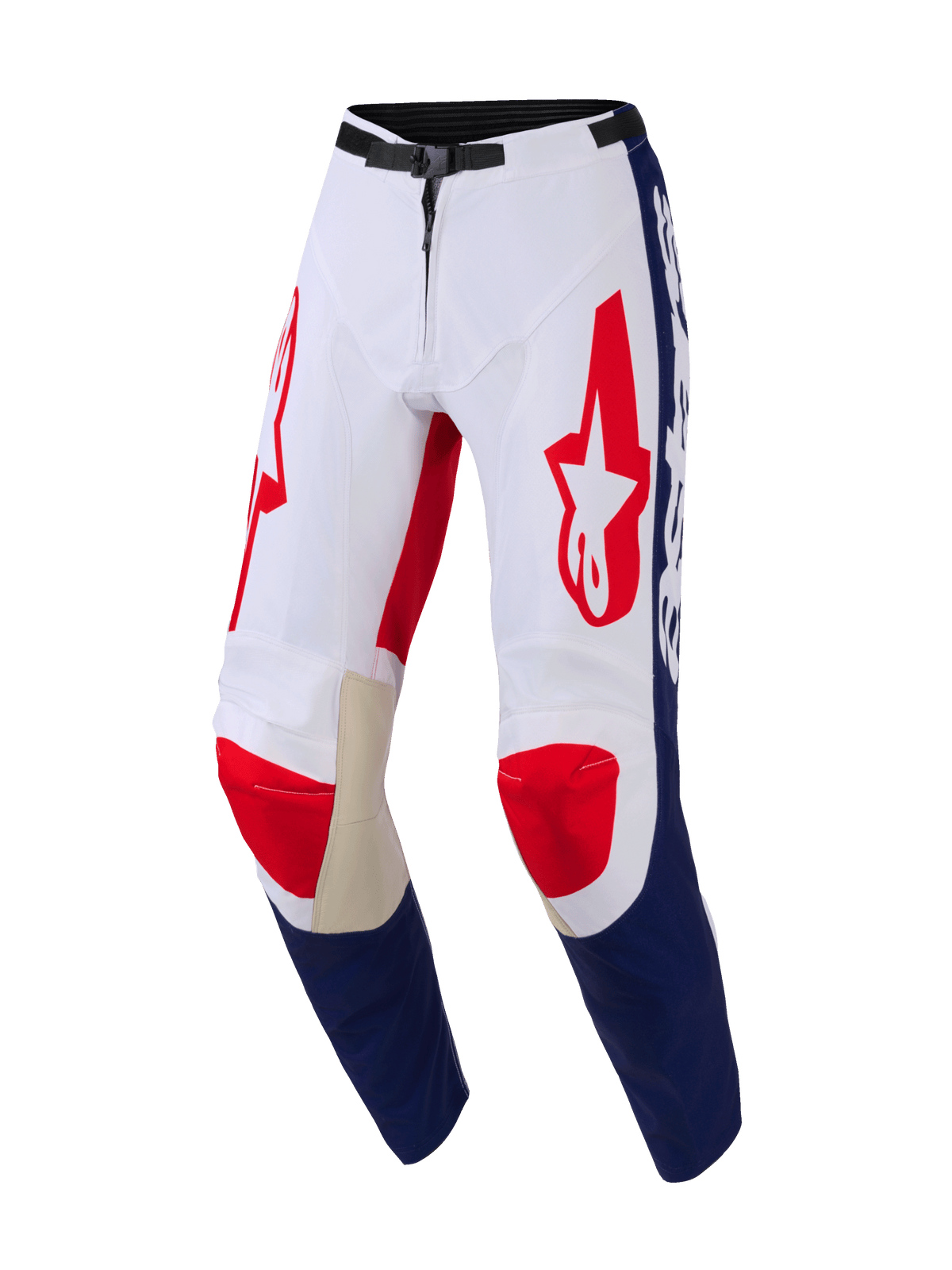 Alpinestars Racer Riway Pants 2026, spodnie motocrossowe, biało-niebiesko-czerwone, czerwone logo Astar na udach, niebieskie panele na dole nogawek, beżowe skórzane wzmocnienia po wewnętrznej stronie kolan, czarna magnetyczna klamra w pasie, wytrzymała konstrukcja do jazdy terenowej