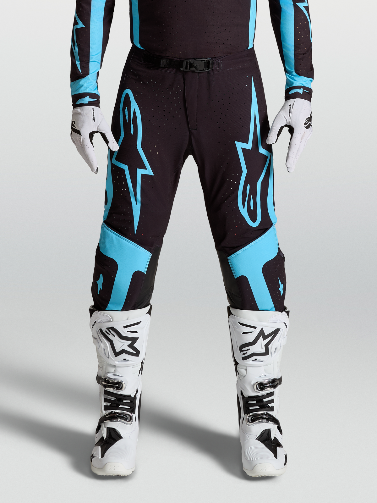 Alpinestars Spodnie Supertech Vesta, spodnie motocrossowe off-road, czarne i turkusowe, grafiki z gwiazdą i skórzane panele.