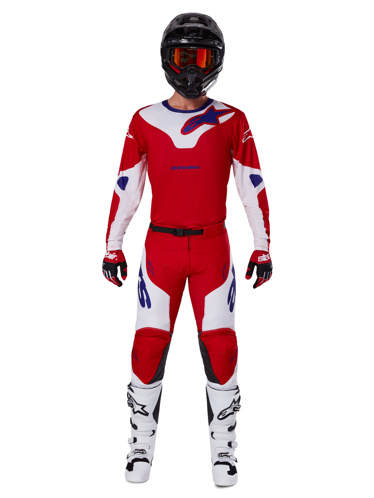 Alpinestars 2025 Racer Veil Pants i kompletny zestaw odzieży motocrossowej, jaskrawoczerwony i biały z niebieskimi akcentami, z dopasowaną koszulką, czarnym kaskiem z pomarańczowymi goglami, biało-czarnymi butami i czerwonymi rękawicami, spójny, wyczynowy wygląd do wyścigów terenowych