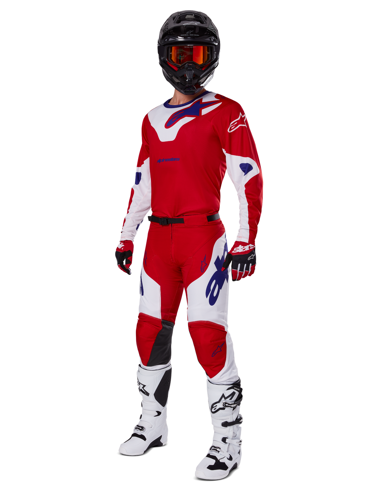 Spodnie Alpinestars Racer Veil 2025, spodnie motocrossowe, jaskrawoczerwone i białe, prezentowane jako część pełnego zestawu wyścigowego z dopasowaną koszulką, czarnym kaskiem z pomarańczowymi goglami, białymi butami i czerwonymi rękawicami, z wyraźnym niebieskim logo Alpinestars.