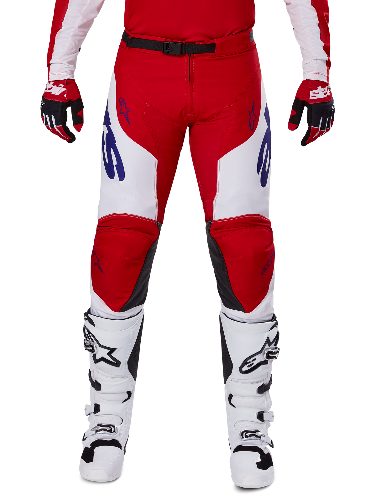 Alpinestars 2025 Racer Veil Pants, spodnie motocrossowe, jaskrawoczerwone i białe, zestawione z czerwonymi rękawicami i białymi butami, niebieskie logo na udach, czarny pas w talii, ergonomiczny sportowy krój
