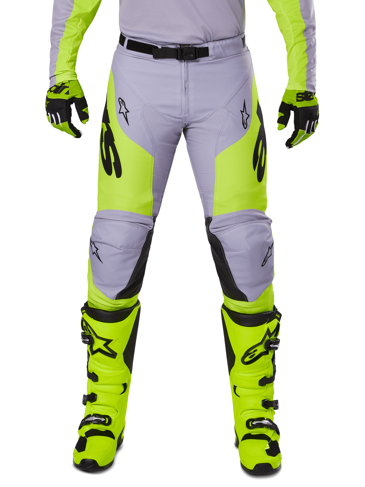 Alpinestars 2025 Racer Veil Pants, spodnie motocrossowe, szare i żółte fluo, noszone z pasującymi neonowożółtymi butami i rękawicami, czarne logo Alpinestars, ergonomiczna konstrukcja do jazdy terenowej