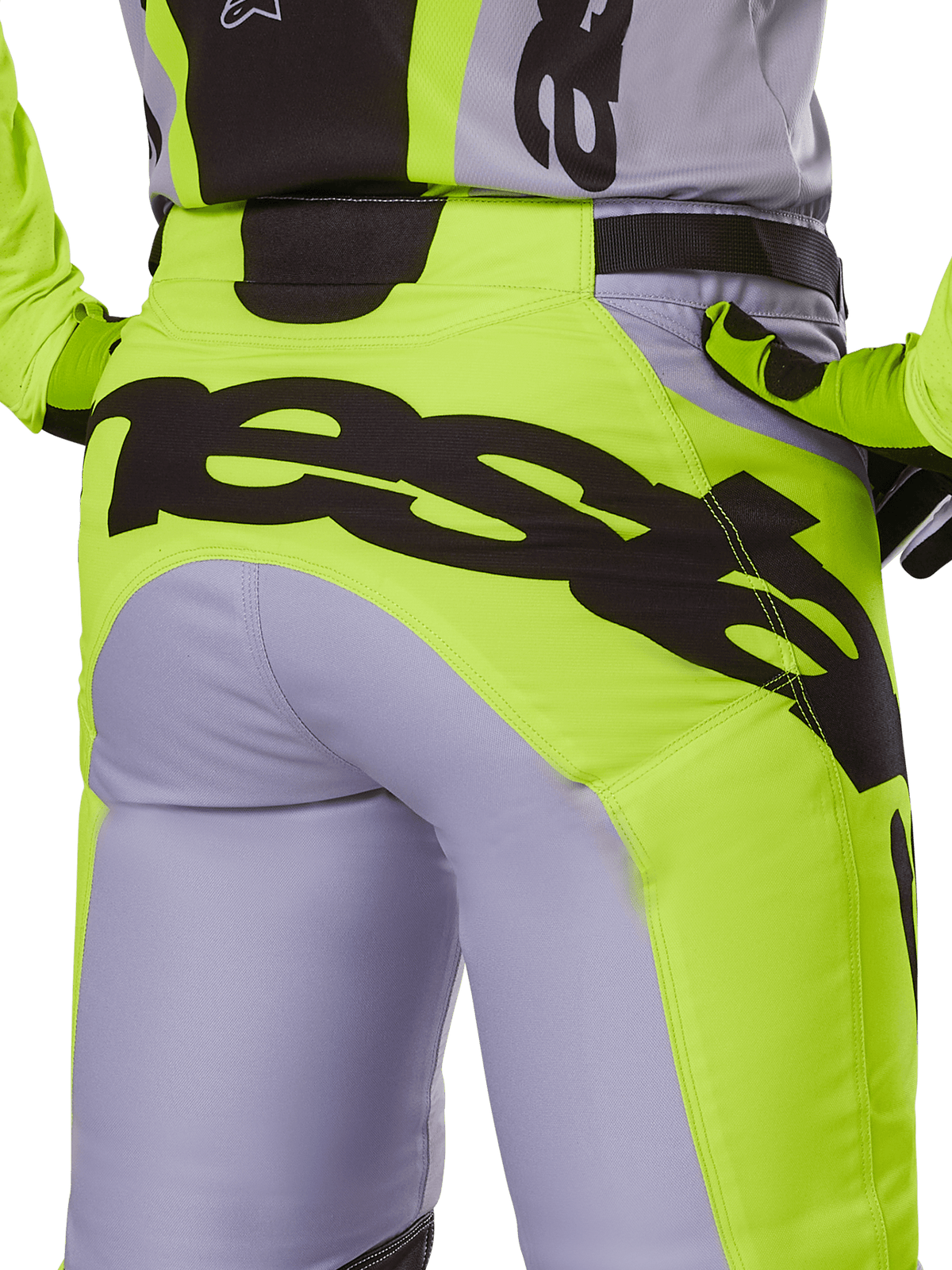 Alpinestars 2025 Racer Veil Pants, spodnie motocrossowe, szare i żółte neonowe, widok z tyłu z dużym czarnym brandingiem na siedzeniu, noszone z pasującą bluzą i rękawicami, techniczny design off-road