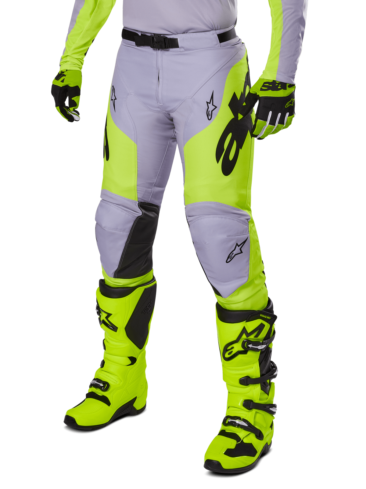 Alpinestars 2025 Racer Veil Pants, spodnie motocrossowe, szare i neonowe żółte fluo, z czarnym logo gwiazdy i regulowanym pasem, widoczne z dopasowanymi butami i rękawicami motocrossowymi, ergonomiczna konstrukcja do jazdy terenowej