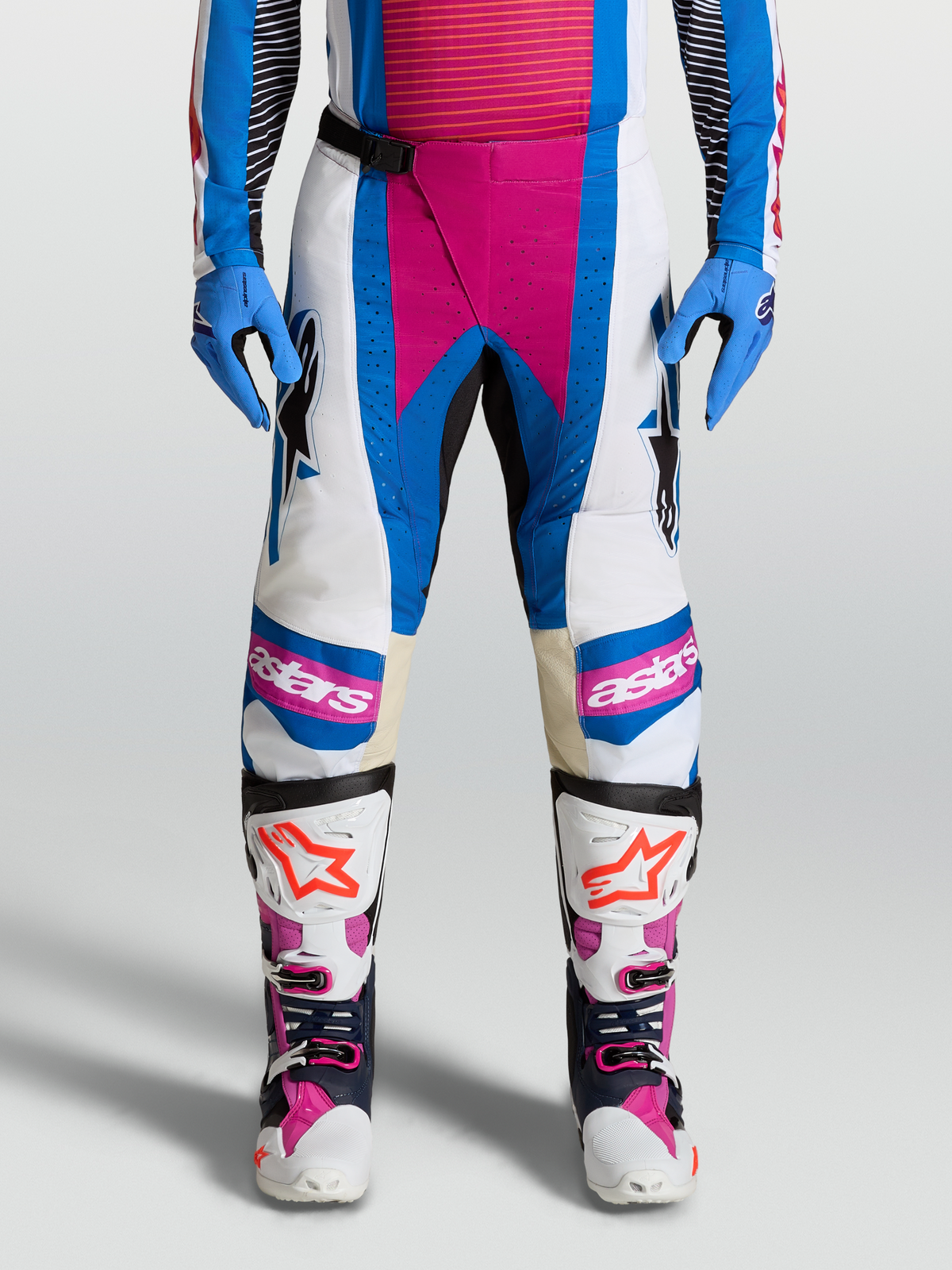 Alpinestars Techstar Maven 2027, spodnie motocrossowe, białe i niebieskie, koralowe detale, skórzane panele na kolanach.