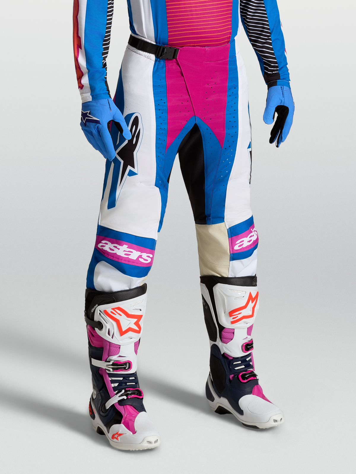 Alpinestars Spodnie Techstar Maven, męskie spodnie motocrossowe, białe i jaskrawokoralowe z niebieskimi akcentami, konstrukcja z poliestru 600D, skórzane wzmocnienia na kolanach i magnetyczna klamra SX2