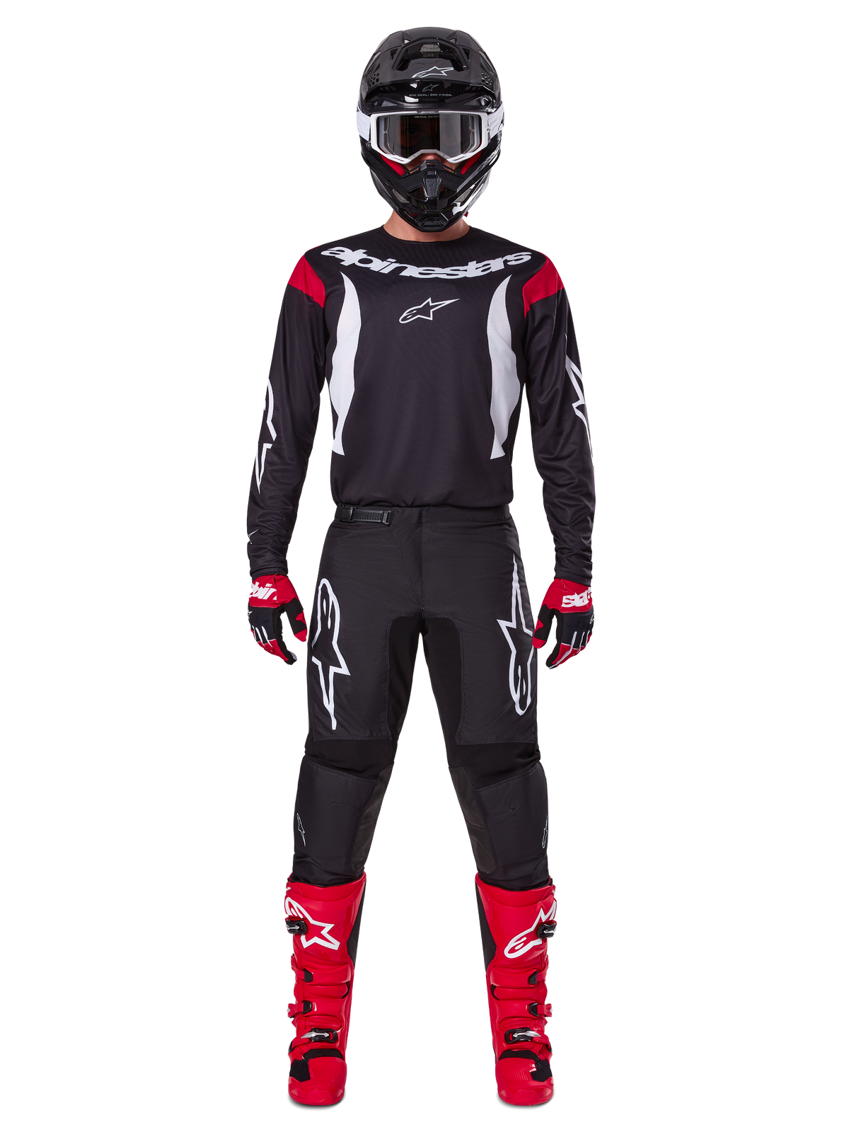 Alpinestars 2025 Fluid Haul Gear Set, zawodnik motocrossowy w pełnym stroju wyścigowym, czarna koszulka z czerwonymi akcentami na ramionach i białym logo, czarne spodnie z białym logo gwiazdy, jaskrawoczerwone buty, czerwono-czarne rękawice, czarny kask z białymi goglami, spójny wyczynowy styl off-road