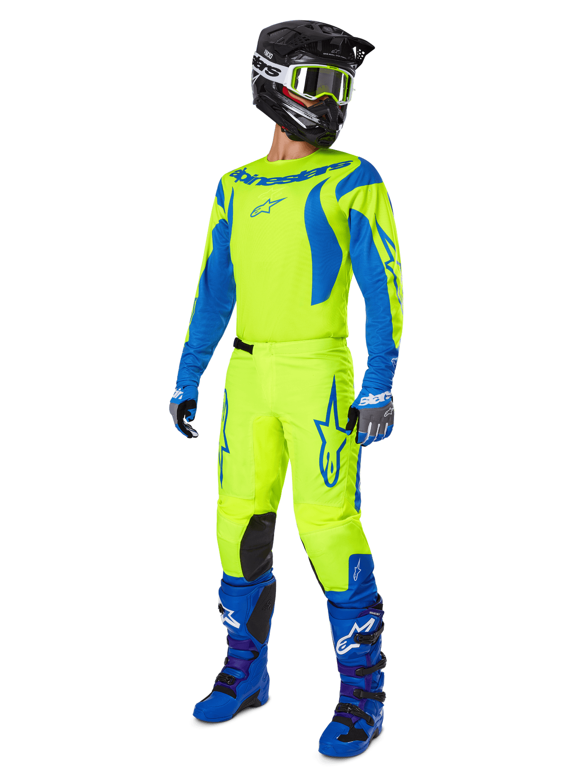Alpinestars 2025 Fluid Haul Pants, spodnie motocrossowe, jaskrawożółty fluo i niebieski, noszone jako część pełnego zestawu wyścigowego z pasującą koszulką, niebieskimi butami i czarnym kaskiem, projekt o wysokiej widoczności do jazdy terenowej
