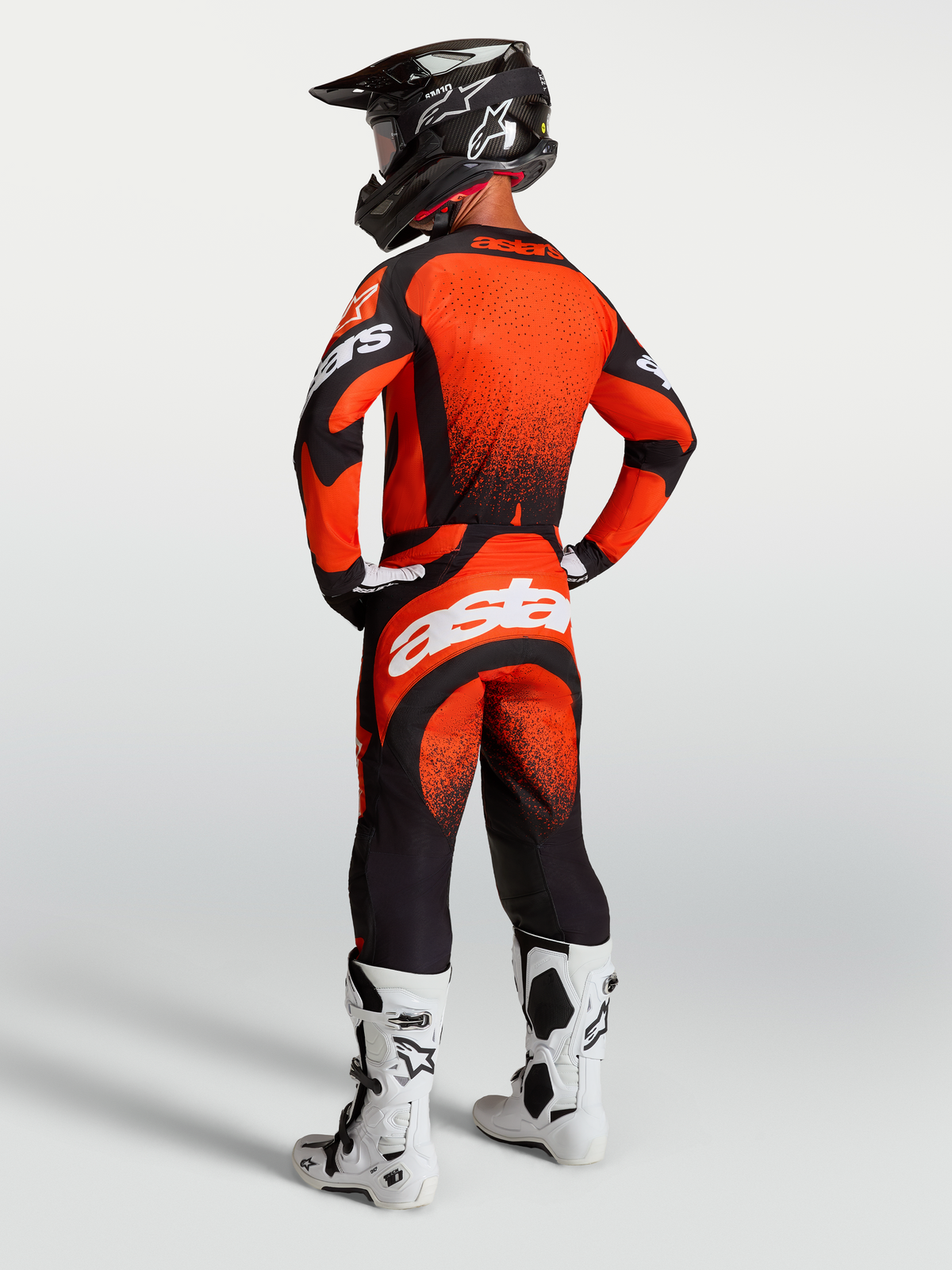 Alpinestars Techstar Swan, spodnie i koszulka motocrossowa, czerwono-czarne, białe logo, widok z tyłu na strój wyścigowy.