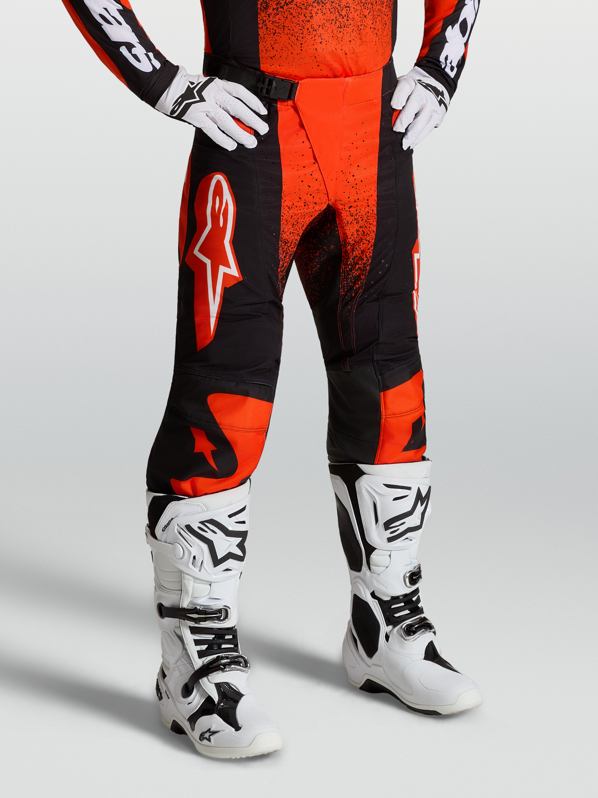 Alpinestars Spodnie Techstar Swan, męskie spodnie motocrossowe, czerwone i czarne, wytrzymała konstrukcja z materiału ripstop, sportowy krój wyścigowy z białymi butami Tech 10 i rękawicami