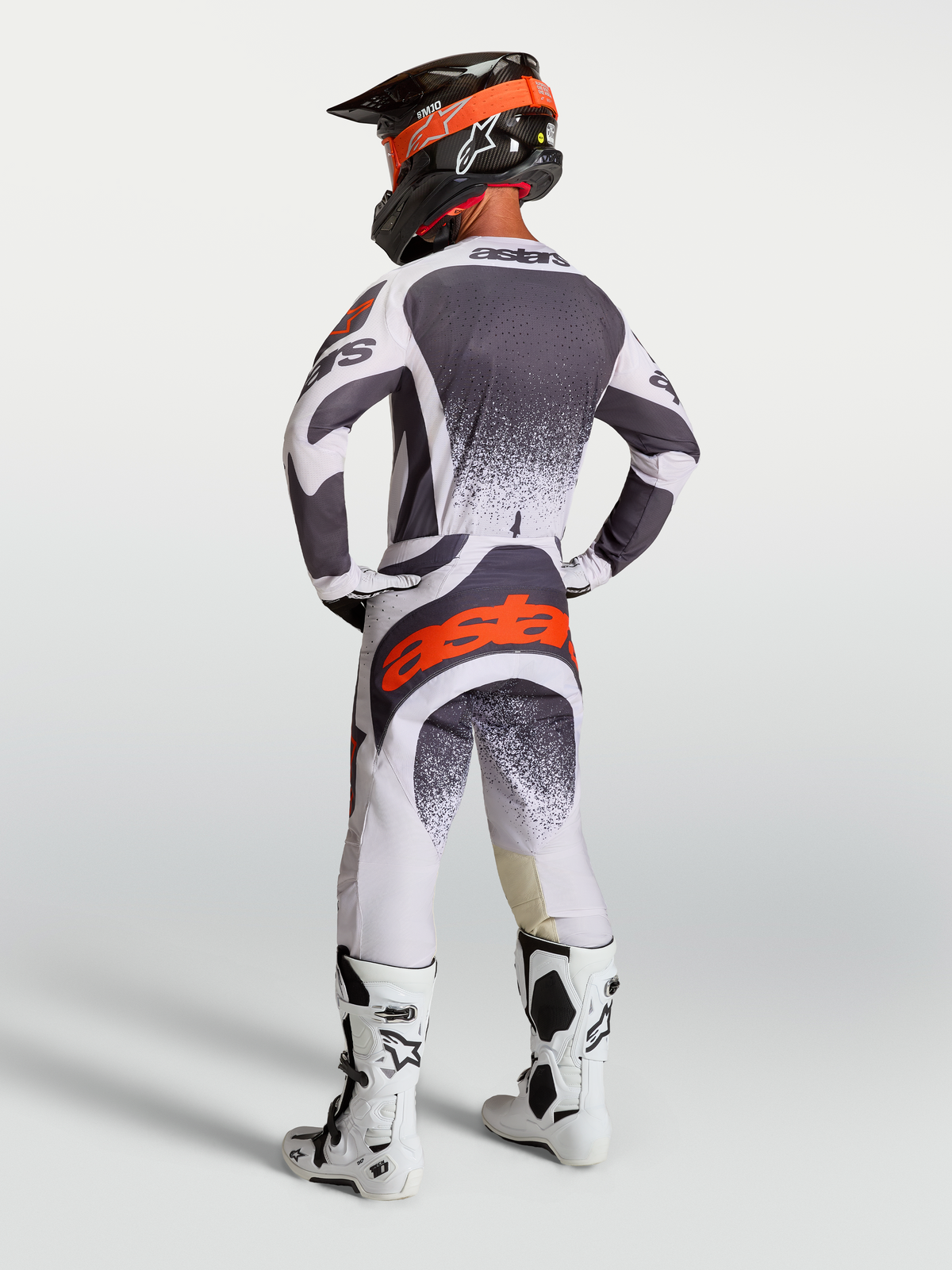 Alpinestars Techstar Swan, męski strój motocrossowy, biały i szary z czerwonym fluo, widok z tyłu na modelu
