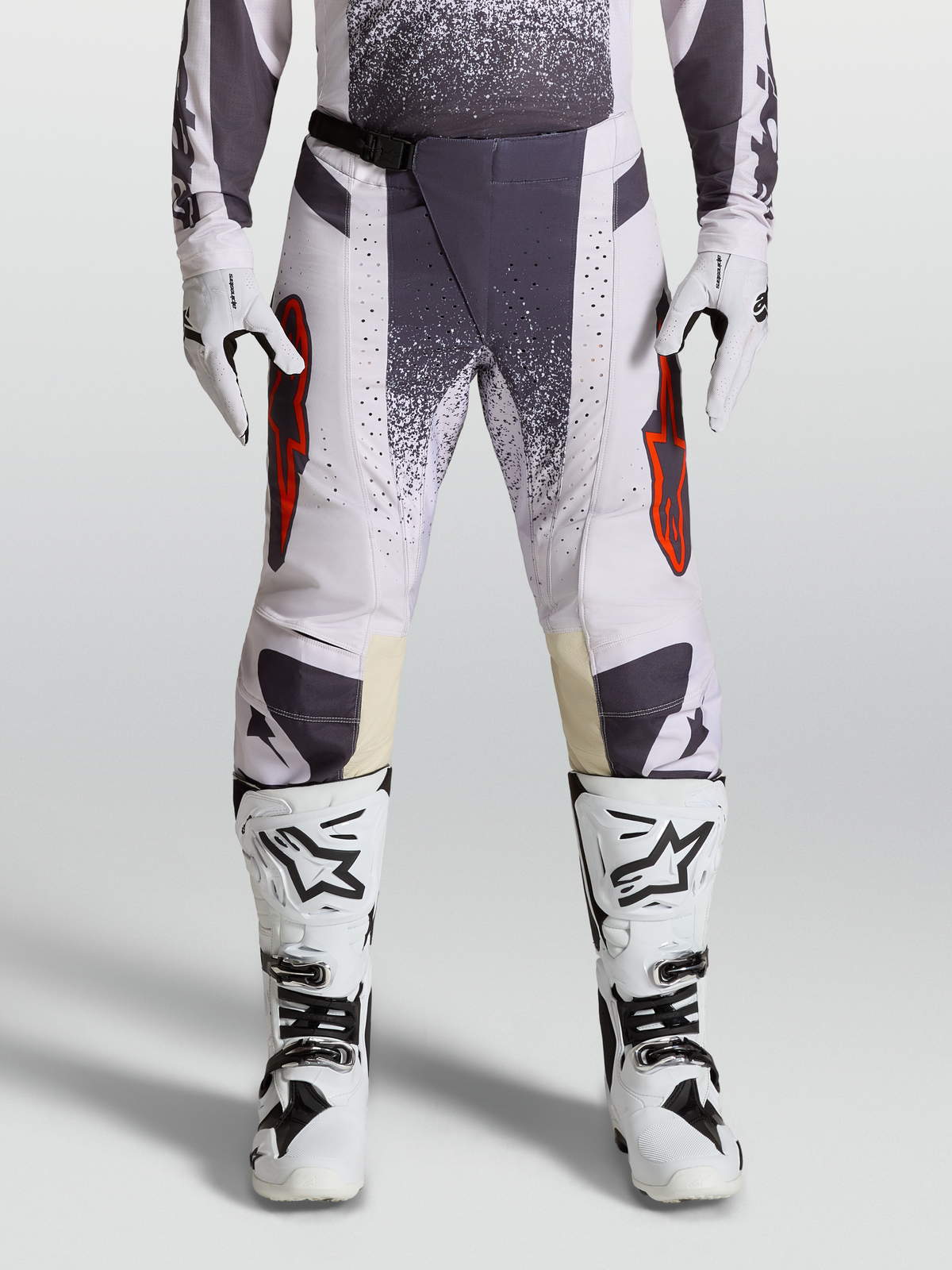 Alpinestars Techstar Swan 2027, spodnie motocrossowe liliowe i ciemnoszare, czerwone akcenty, magnetyczna klamra SX2.