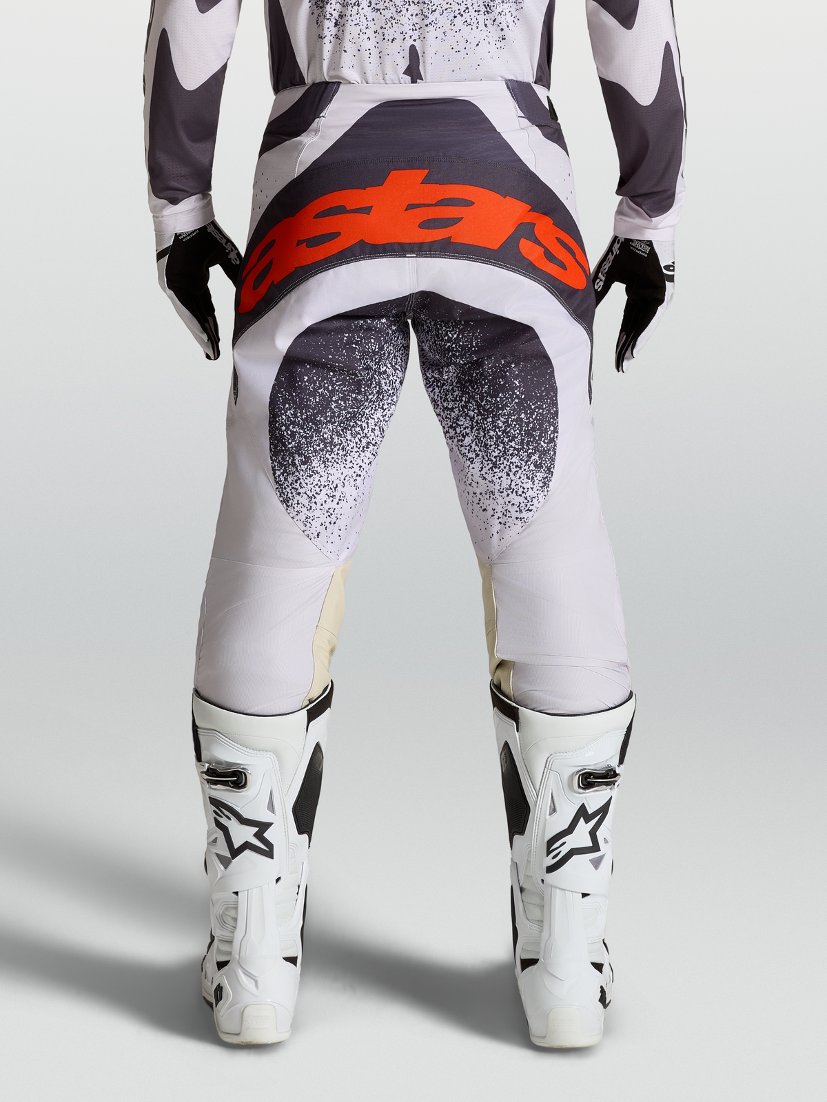 Alpinestars Spodnie Techstar Swan, spodnie motocrossowe męskie, jasnoliliowe i ciemnoszare, czerwone logo Astars na siedzeniu