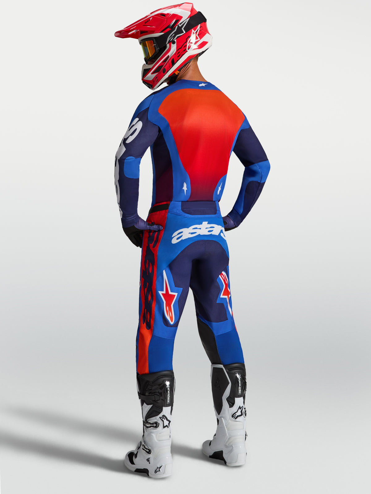 Alpinestars Racer Hunt, męskie spodnie motocrossowe, niebieskie i czerwone, widok z tyłu ukazujący ergonomiczny krój.