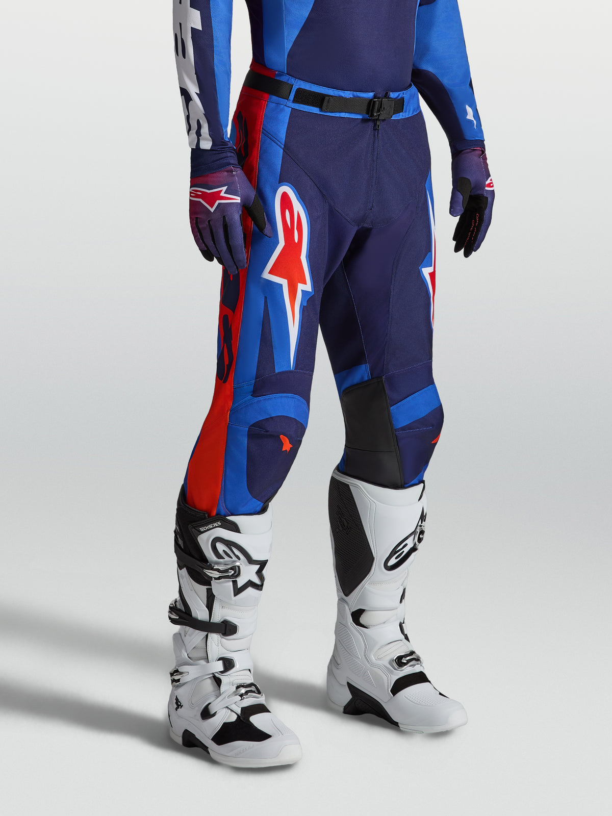 Alpinestars Racer Hunt, męskie spodnie motocrossowe, niebieskie i czerwone, trwały poliester 600D, ergonomiczny wstępnie zakrzywiony kr3j wyœcigowy, profesjonalna odzież off-road