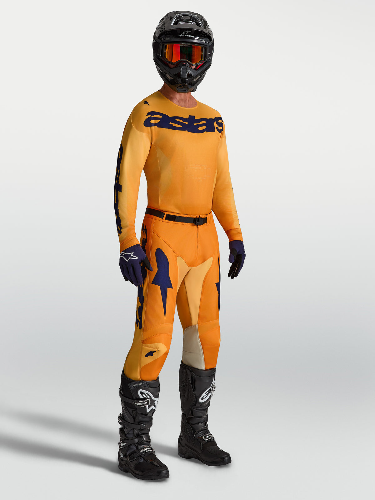 Alpinestars spodnie Racer Amber i koszulka, męski zestaw wyścigowej odzieży do motocrossu, pomarańczowy i ciemnoniebieski, czarne buty i kask, profesjonalne wyposażenie off-road