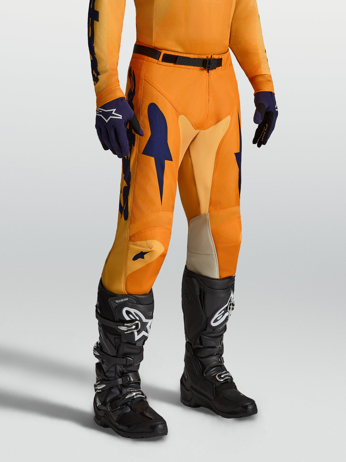 Spodnie Alpinestars Racer Amber, pomarańczowe i granatowe spodnie motocrossowe, elastyczne wstawki i ergonomiczne nogawki.