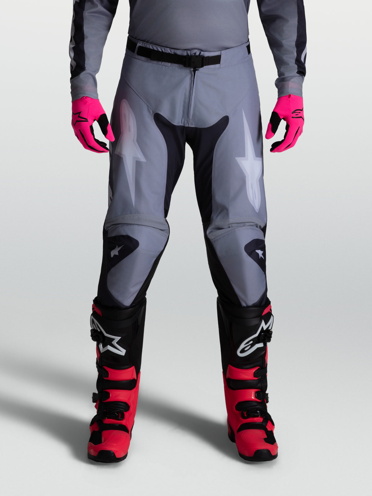 Alpinestars Spodnie Racer Amber, męskie spodnie motocrossowe, szare i czarne, ergonomiczny krój wyścigowy z panelami elastycznymi, logo Astars na kolanach, odzież off-road.