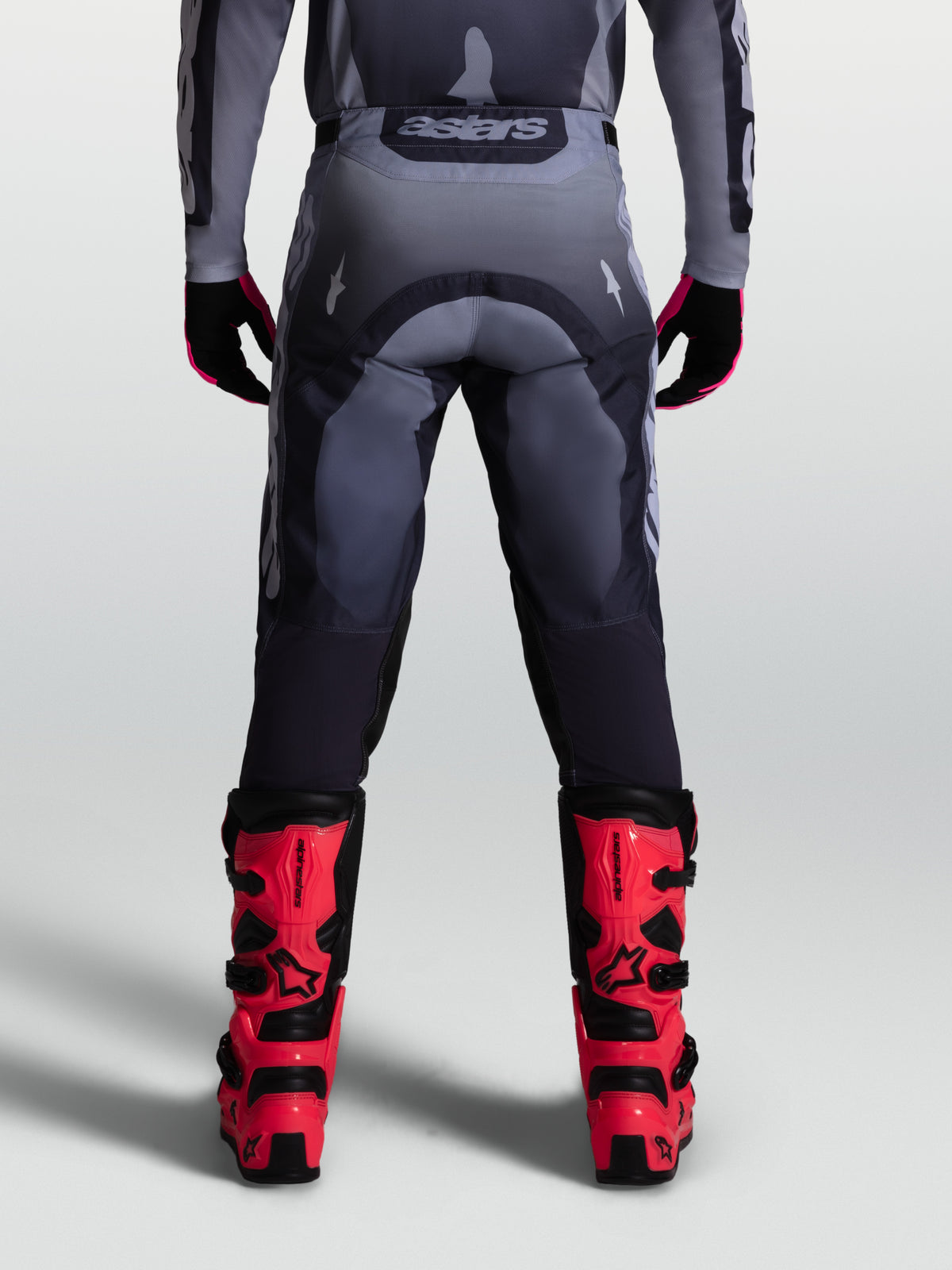 Alpinestars Racer Amber, męskie spodnie motocrossowe, szare i ciemnoszare, wytrzymały poliester 600D, widok z tyłu.