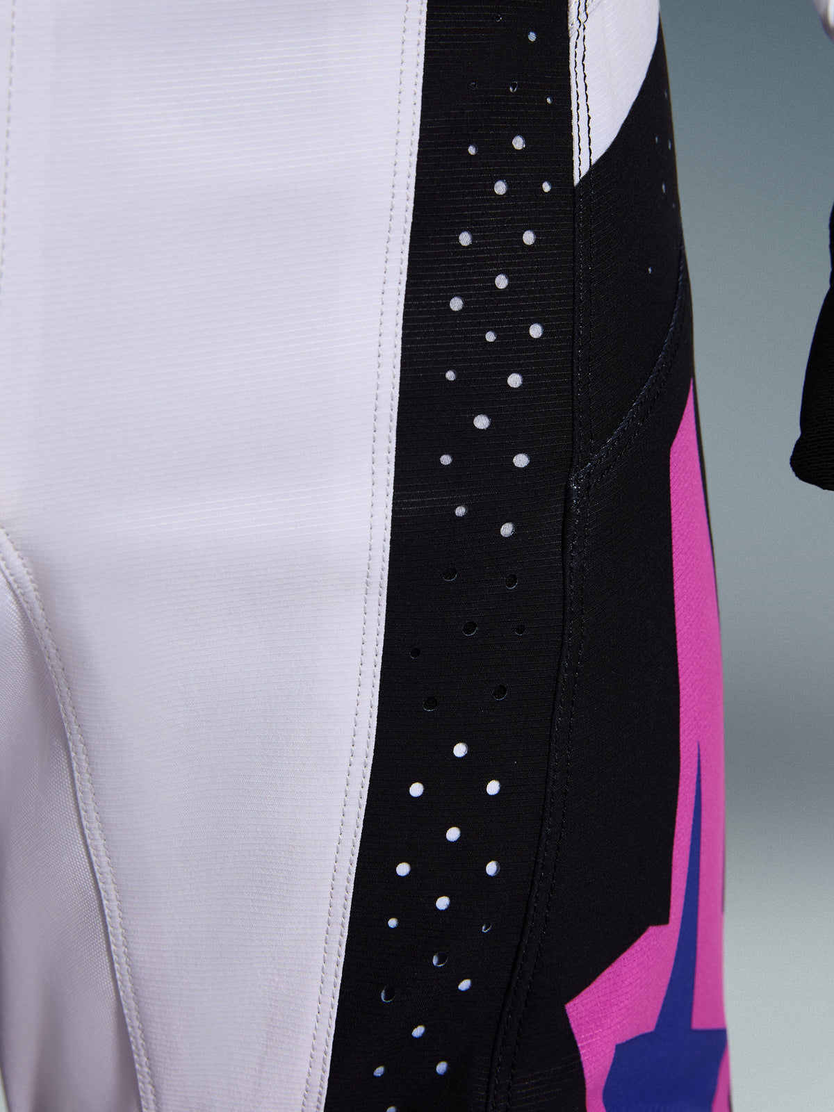 Alpinestars Techstar Knif Pants 2026, spodnie motocrossowe, czarne, jasnoszare i fioletowe, zbliżenie na laserowo wycinane perforacje na czarnym panelu bocznym zapewniające wentylację, wytrzymała konstrukcja z tkaniny ripstop