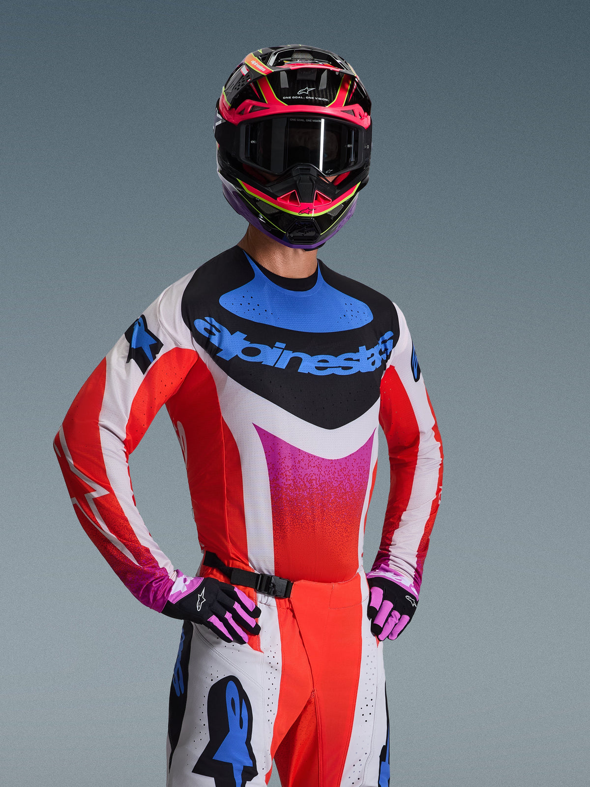 Zestaw Alpinestars Techstar Knif 2026, odzież motocrossowa, biało-czerwona koszulka z różowym gradientem i niebieskimi akcentami, pasujące biało-czerwone spodnie, różowo-czarny kask z ciemnymi goglami, czarno-różowe rękawice, dopasowany strój do jazdy terenowej