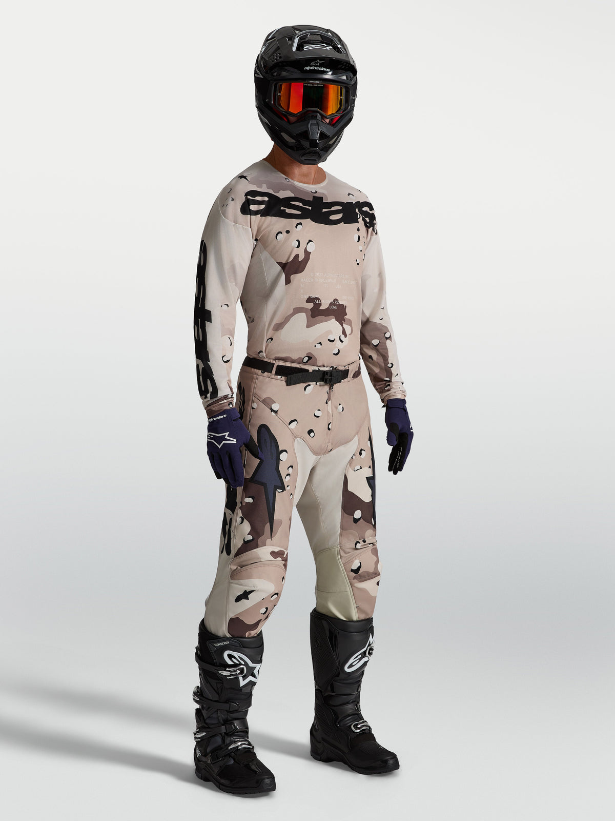 Alpinestars Racer Lone Gear Set, piaskowy i brązowy zestaw motocrossowy z wzorem camo, koszulka i spodnie terenowe, czarne buty, profesjonalna odzież off-road