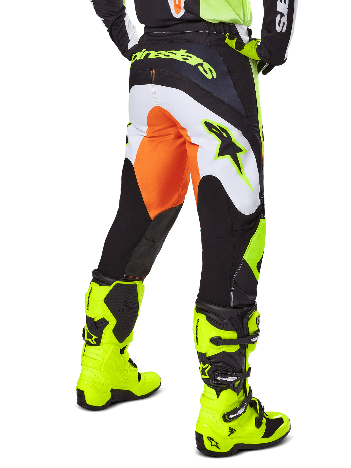 Alpinestars 2025 Fluid Wurx Pants, spodnie motocrossowe, żółto-czarne z pomarańczowymi i białymi akcentami, widok z tyłu, prezentowane z pasującymi jaskrawożółtymi butami, wytrzymała konstrukcja z wyraźnym brandingiem do jazdy na motocyklu terenowym