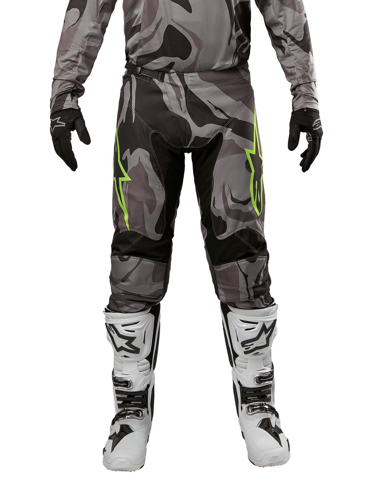 Spodnie Alpinestars 2024 Racer Tactical, spodnie motocrossowe, szary kamuflaż Cast Gray Camo Magnet, zestawione z pasującą bluzą, czarnymi rękawicami oraz biało-czarnymi butami, z limonkowymi logotypami gwiazdy na udach i czarnymi elastycznymi panelami, widok z przodu odzieży do jazdy terenowej