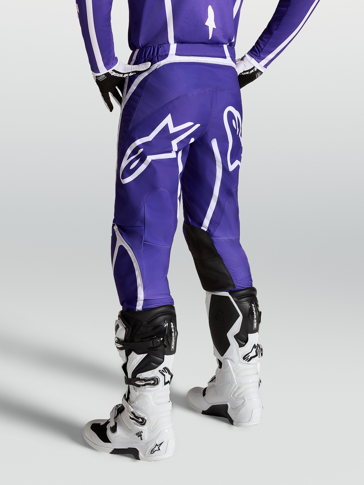 Alpinestars Spodnie Fluid Apex V2, męskie spodnie motocrossowe off-road, niebieskie i białe, z dużym logo gwiazdy z tyłu i ergonomiczną konstrukcją 3D dla pełnej mobilności i komfortu.