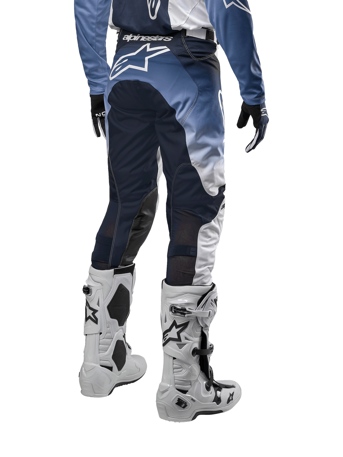 Alpinestars Racer Hoen Pants 2024, spodnie motocrossowe, widok z tyłu, białe, granatowe i jasnoniebieskie, duże białe logo na tyłach, wzmocniona konstrukcja, sportowy krój, białe buty motocrossowe Tech 10