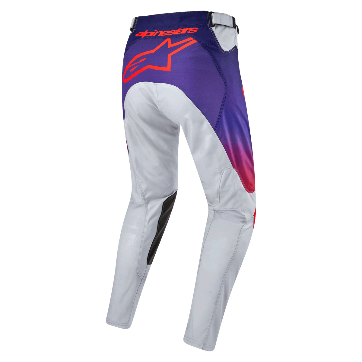 Alpinestars Racer Hoen Pants 2024, spodnie motocrossowe, jasnoszare z fioletowymi i jaskrawopomarańczowymi elementami, duże pomarańczowe logo na tyłach, czarne skórzane wstawki na wewnętrznej stronie kolan, widok z tyłu