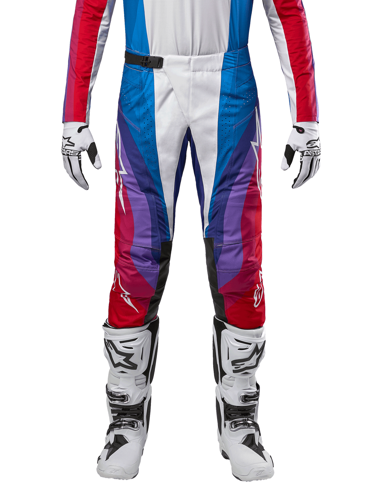 Alpinestars Techstar Pneuma Pants 2024, spodnie motocrossowe, kolorystyka Blu Mars Red White, wielokolorowy geometryczny wzór z fioletowymi akcentami, biało-czarne buty motocrossowe i dopasowane rękawice, sportowy krój wyścigowy do jazdy w terenie