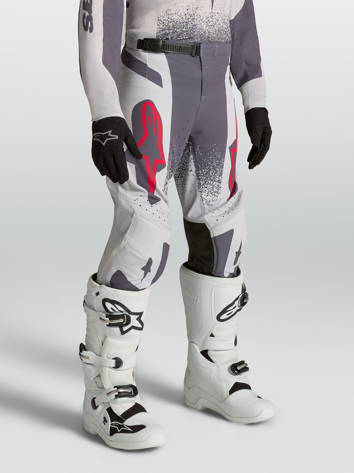 Alpinestars spodnie Supertech Swan młodzieżowe, szare i jasnofioletowe wyścigowe spodnie motocrossowe o sportowym kroju.