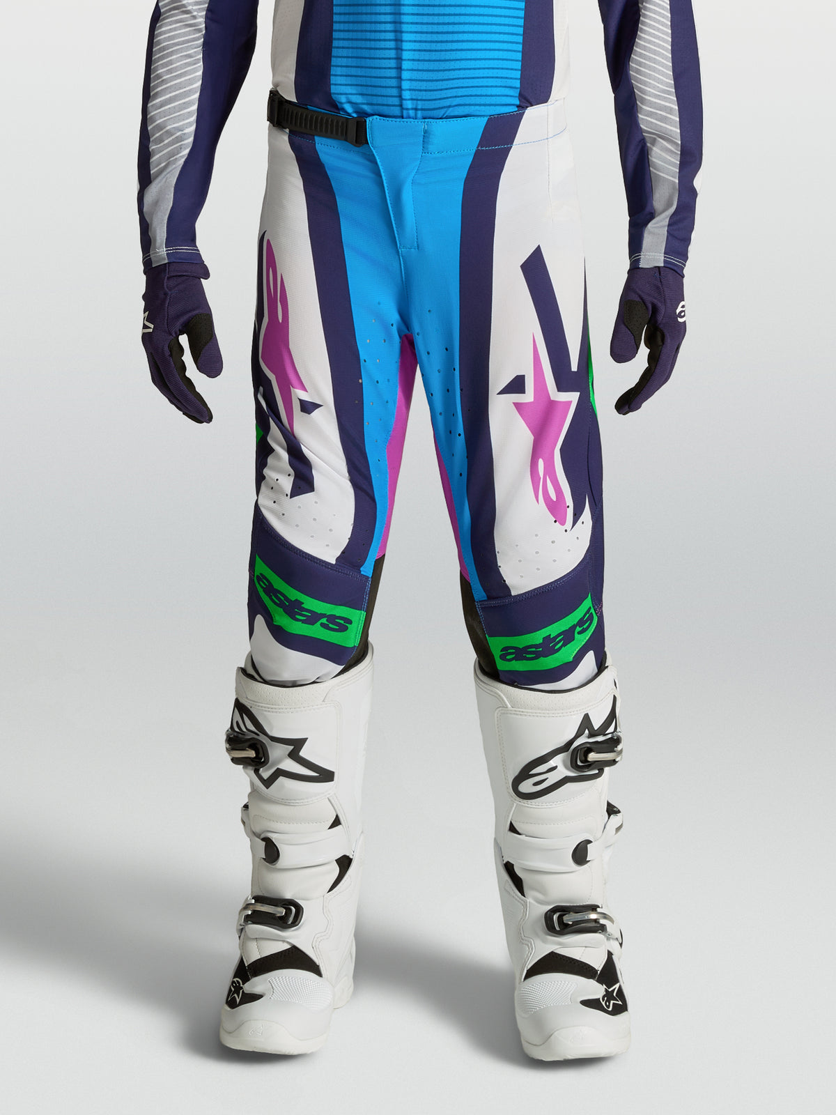 Alpinestars Supertech Maven, młodzieżowe spodnie motocrossowe, biało-niebieskie z zielonymi akcentami fluo, krój MX.