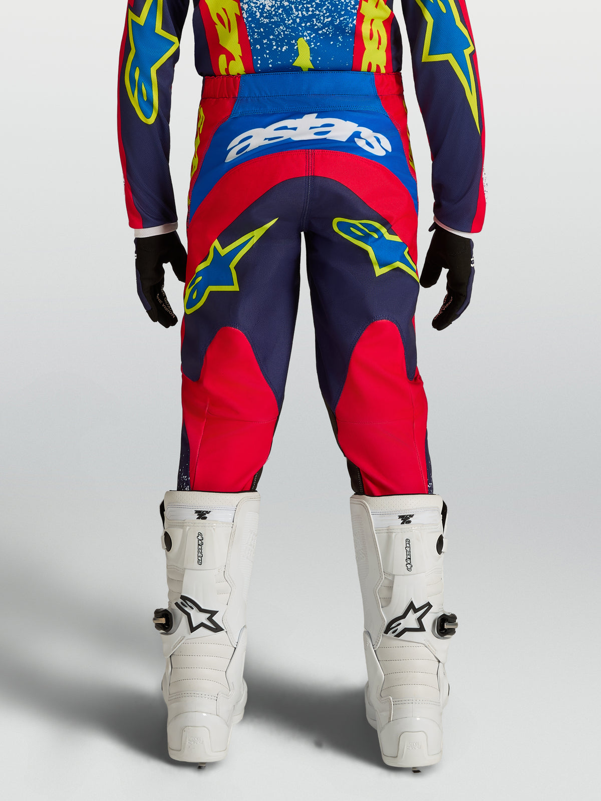 Spodnie Alpinestars Fluid Drag młodzieżowe, granatowe i czerwone, poliester 600D, ergonomiczny krój, widok od tyłu, motocross