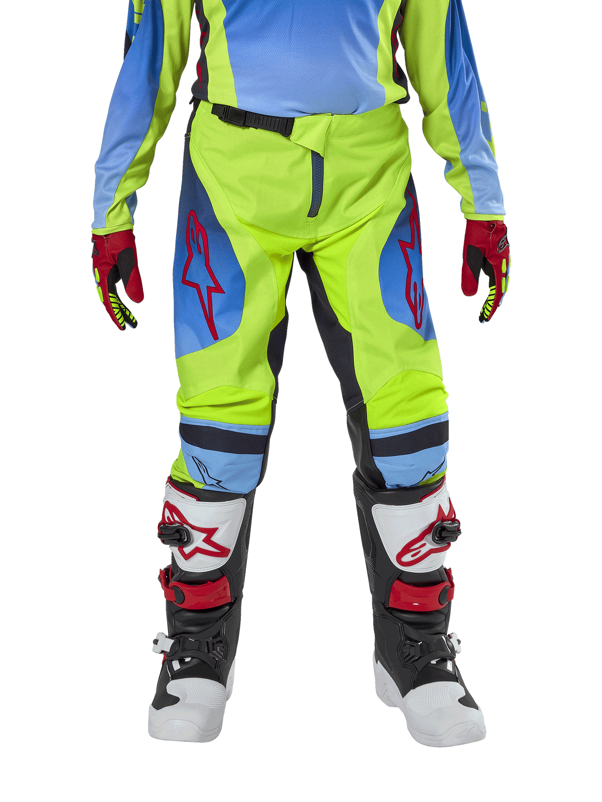 Młodzieżowe spodnie Alpinestars Racer Hoen 2024, spodnie motocrossowe, żółte neonowe i granatowe, z czerwonymi logotypami gwiazdy na udach, noszone z pasującą koszulką, czerwono-czarnymi rękawicami oraz biało-czarno-czerwonymi butami motocrossowymi, wytrzymały sprzęt do jazdy w terenie